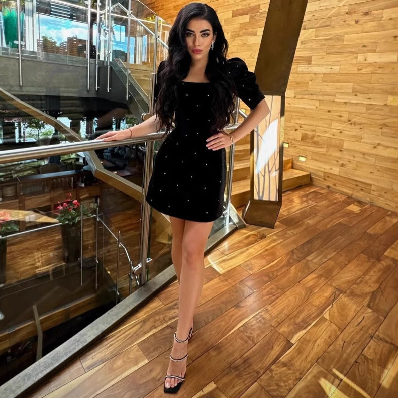 Damen Samtkleid mit Puffärmel und glitzernden Details EB
