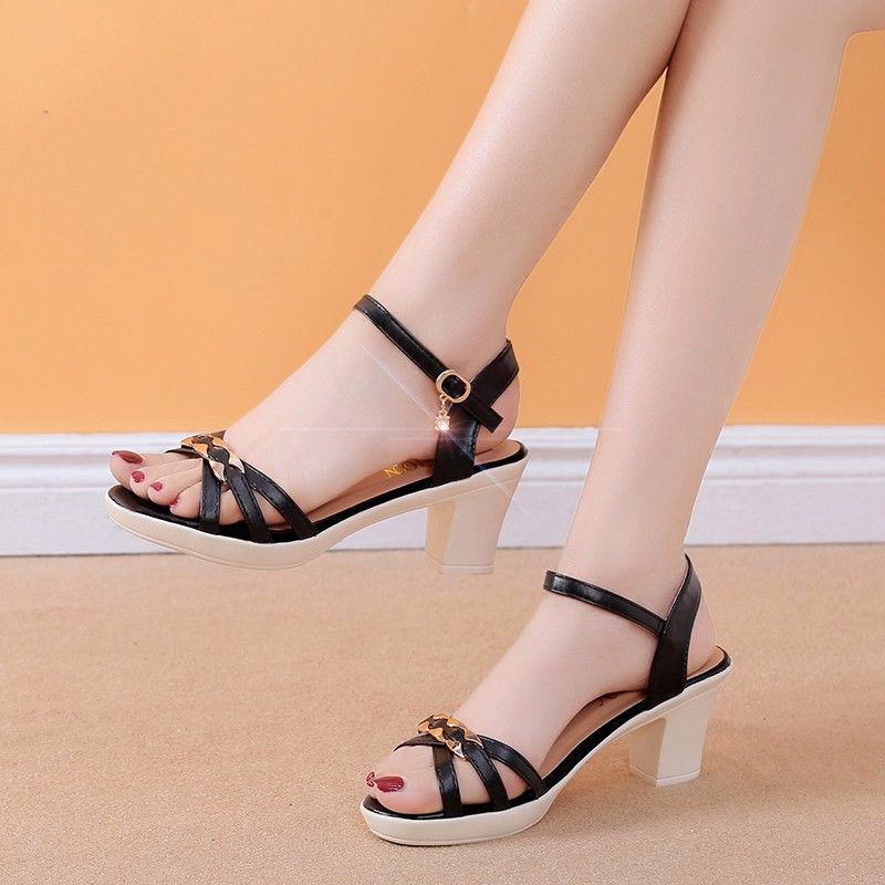 Damen nan Riemchensandalen mit gepolstertem Fußbett und elegantem Kettenakzent EB