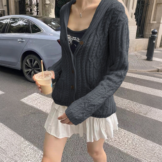 Damen nan Kapuzen-Strickcardigan mit Zopfmuster, Schalkragen und Holzknöpfen EB