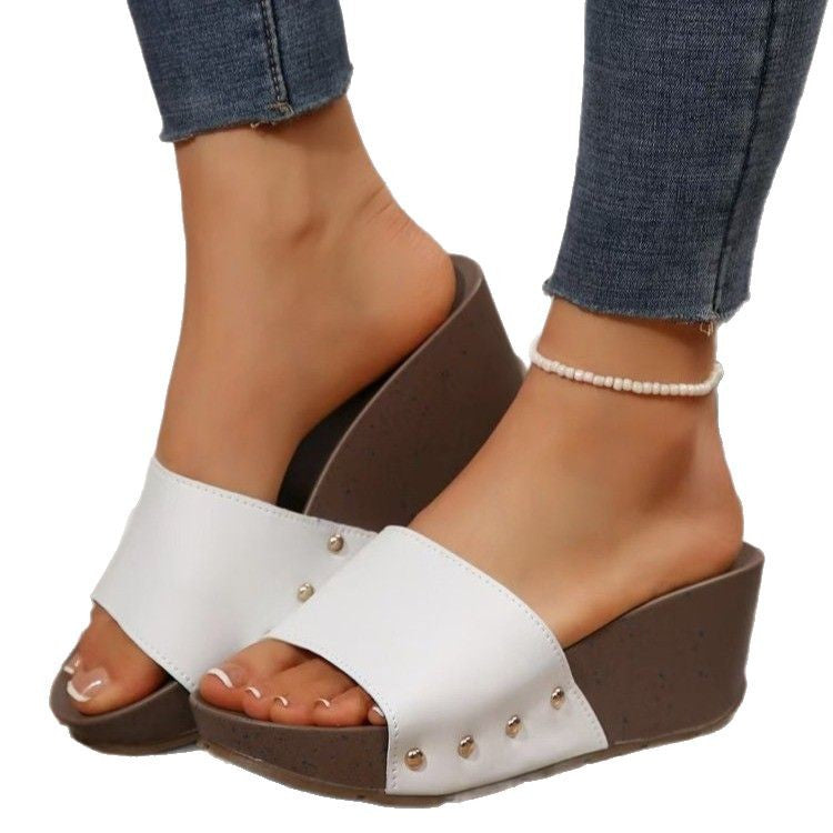 Damen Wedge-Sandalen mit eleganten Nieten und komfortablem Fußbett EB