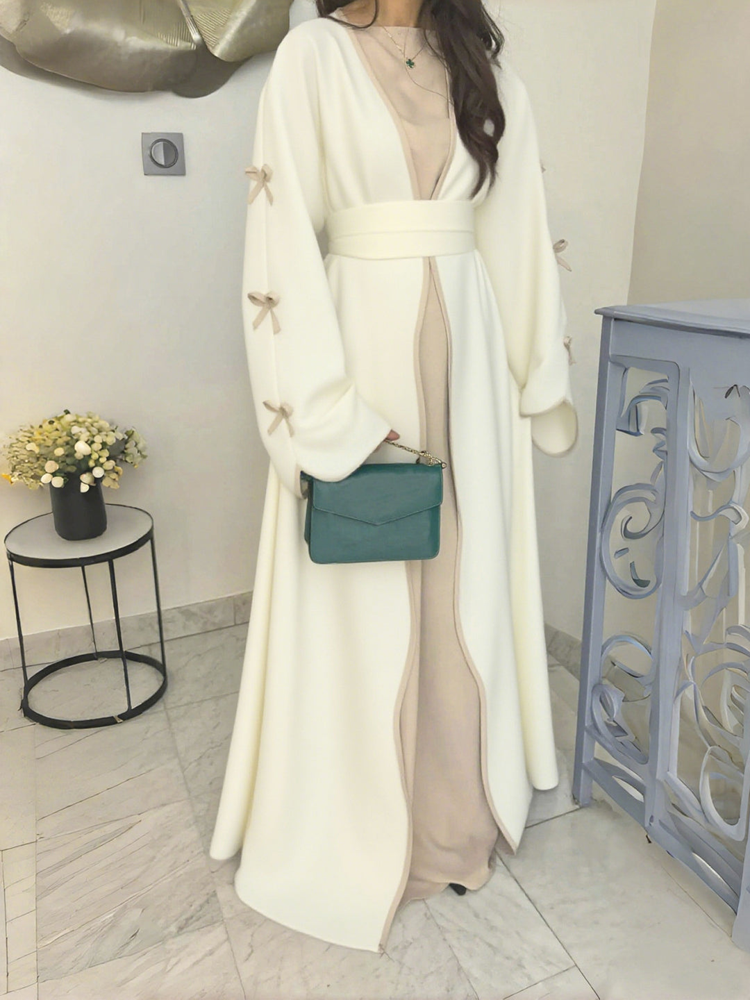 Damen nan elegante Abaya-Kaftan mit weitem Trompetenärmel, kontrastierender Passe und Wickelgürtel EB