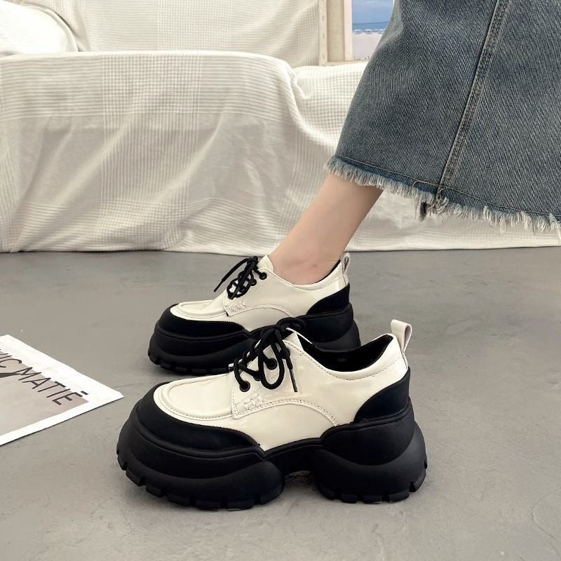 Damen Sportliche Lack Sneakers mit robuster Plateausohle und modischem Design EB