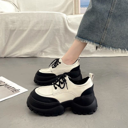 Damen Sportliche Lack Sneakers mit robuster Plateausohle und modischem Design EB