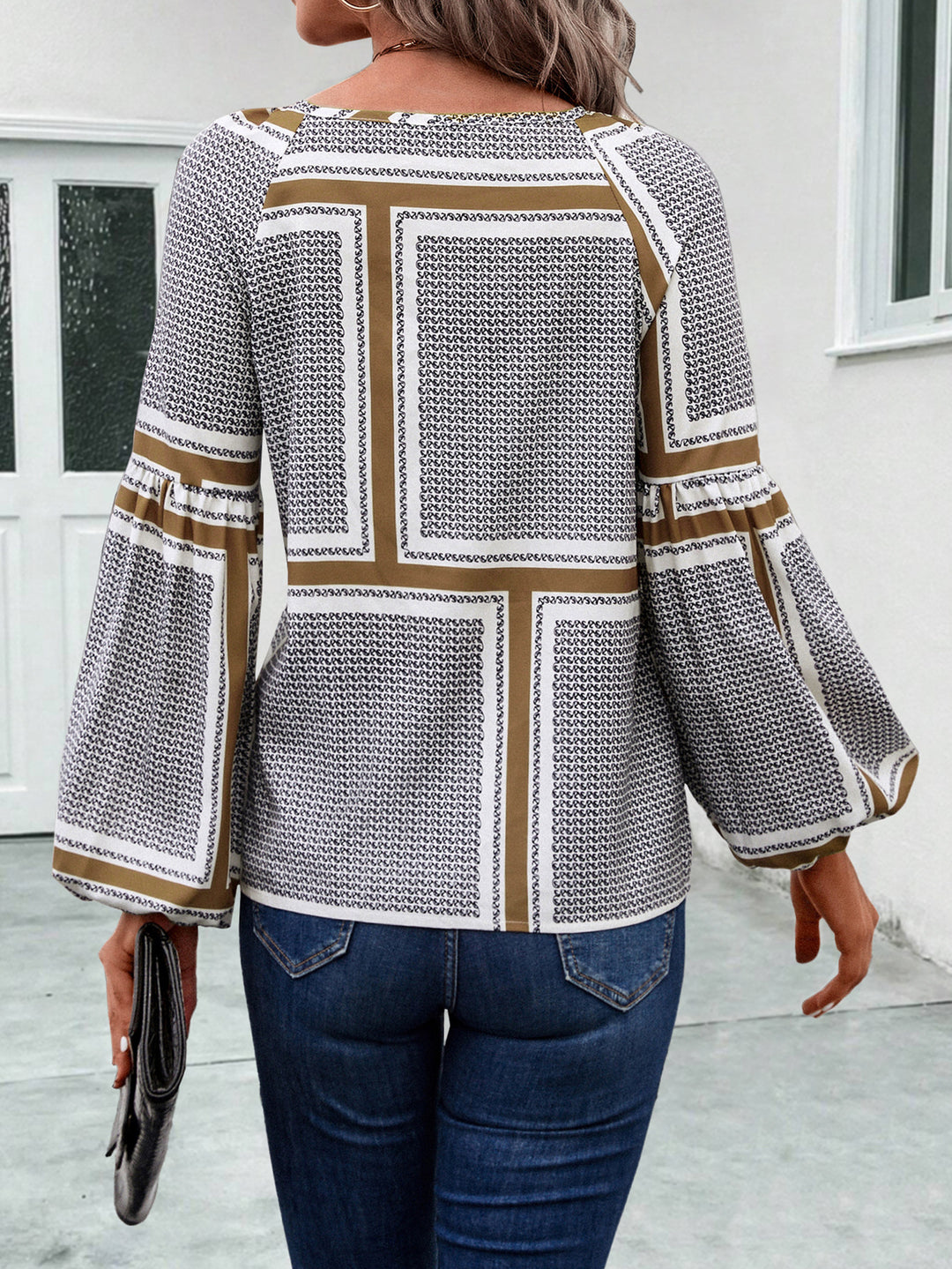 Damen Bluse mit eleganten Rüschendetails und modernem Muster EB