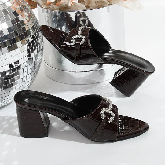 Damen Glamouröse Mules mit verzierter Riemen und Blockabsatz EB