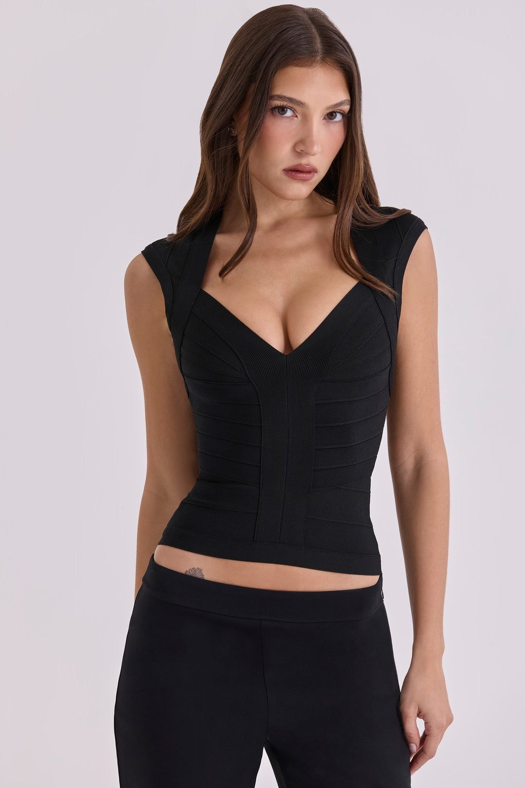 Damen figurformendes Top mit modernem V-Ausschnitt und hochwertigem Material EB