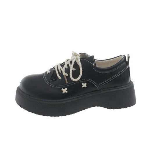 Damen modische Plateau-Sneaker mit glänzender Oberfläche und dekorativen Schnürdetails EB