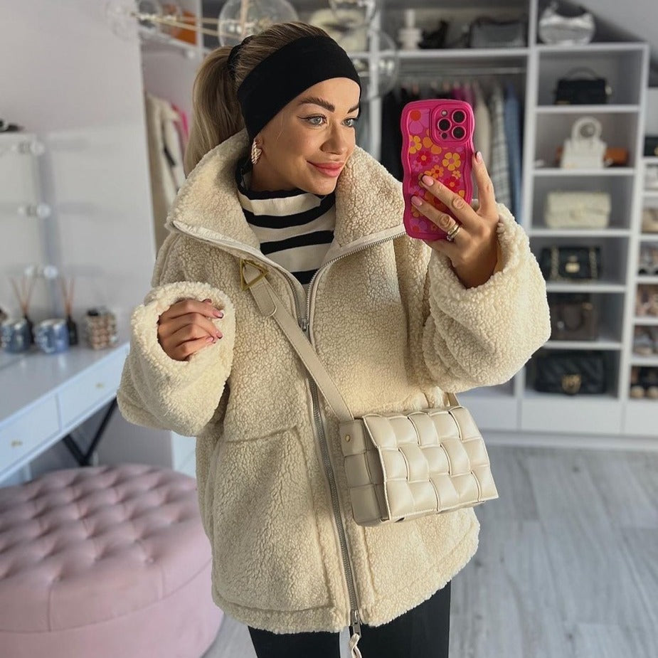 Damen kuschelige Fleecejacke mit hohen Kragen und praktischen Taschen EB