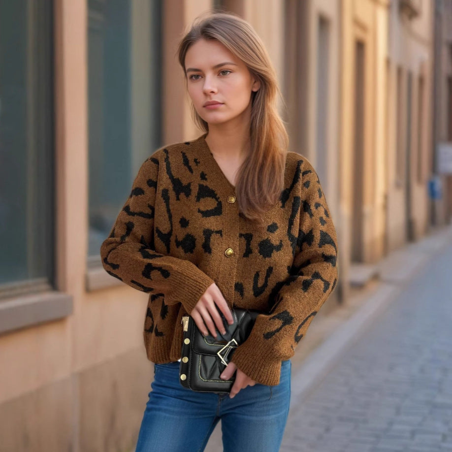 Damen Strickjacke im modernen Leopardenmuster mit Knopfdetails EB