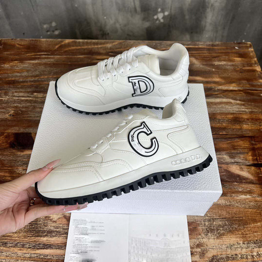 Damen Sportliche Sneaker mit gepolsterter Innensohle und rutschfester Laufsohle EB