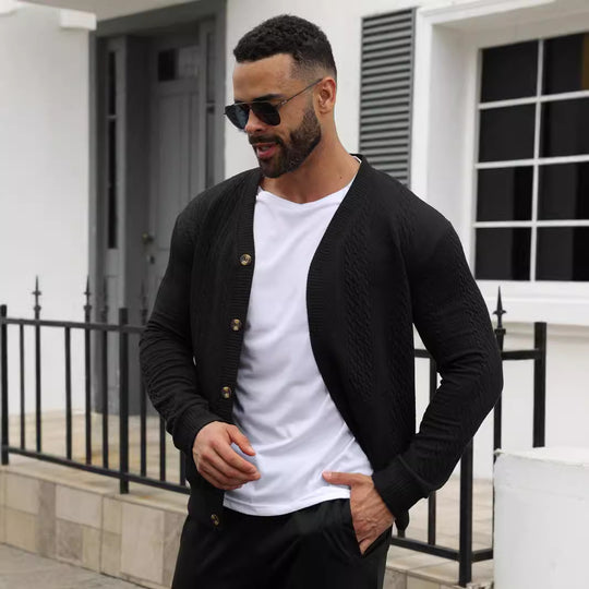 Herren nan eleganter Zopfstrickcardigan mit V-Ausschnitt Knopfleiste und aufgesetzten Taschen EB