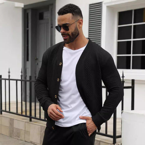 Herren nan eleganter Zopfstrickcardigan mit V-Ausschnitt Knopfleiste und aufgesetzten Taschen EB