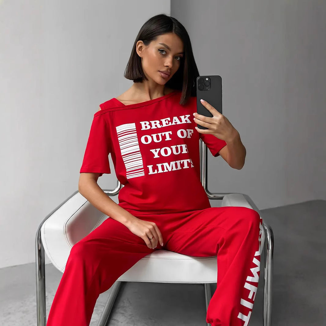 Damen lässiges Lounge-Set mit Cut-Out Schulter und Statement-Print Eichborn Berlin