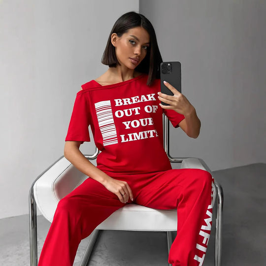 Damen lässiges Lounge-Set mit Cut-Out Schulter und Statement-Print Eichborn Berlin