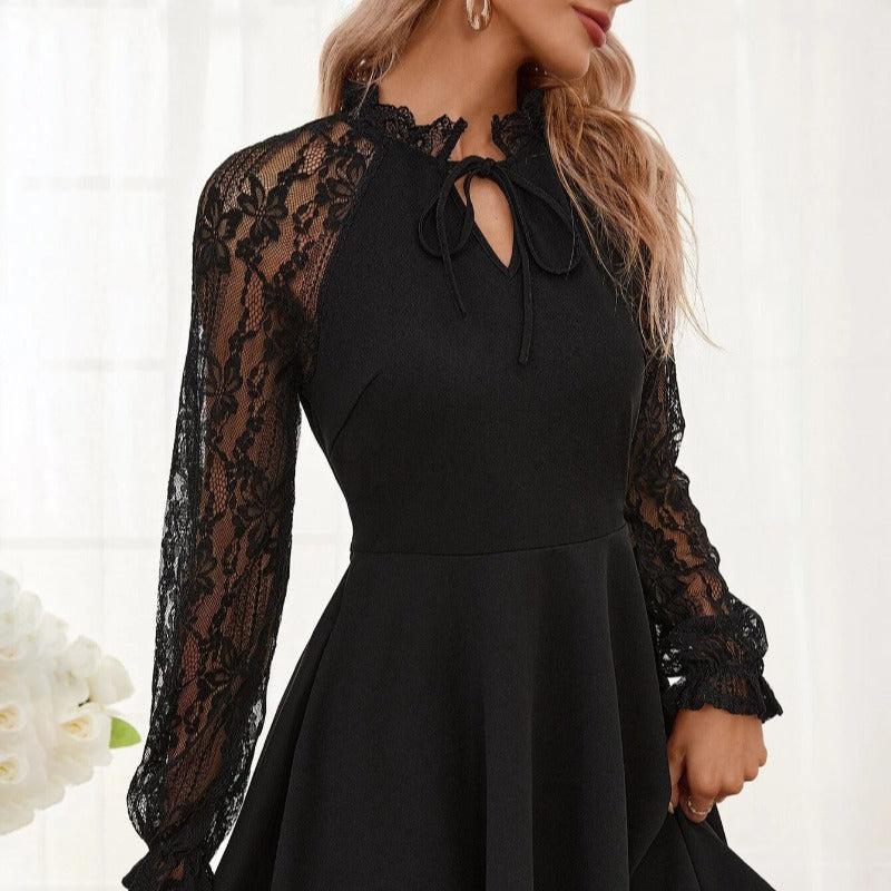 Damen Kleid mit Spitzenärmeln und Taillenschnitt EB