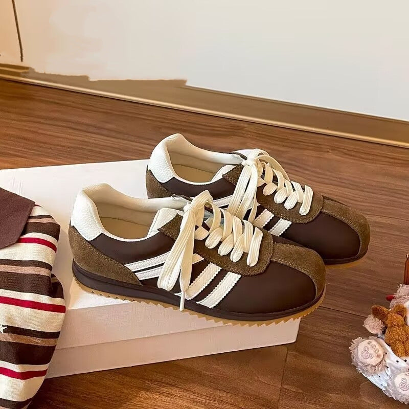 Damen Sportliche Sneakers mit modischen Wildleder- und Lederakzenten EB