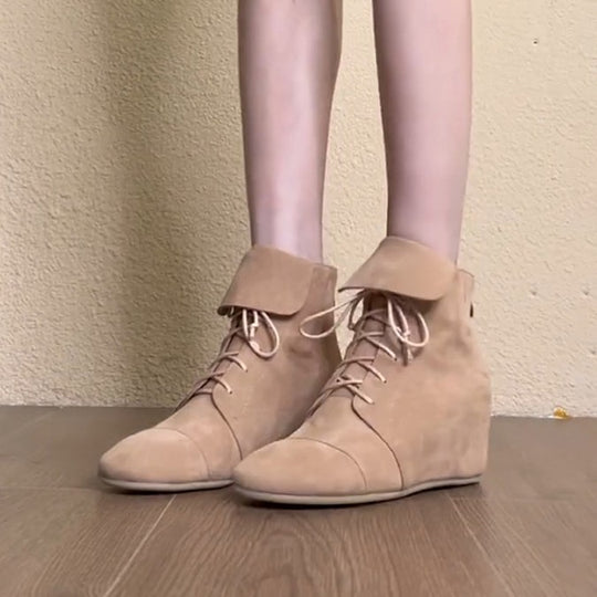 Damen Wedge-Stiefel mit modischem Schnürdesign und elegantem Faltenkragen EB
