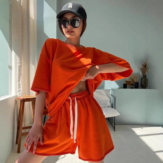 Damen lässiges Freizeitensemble mit oversized T-Shirt und bequemen Shorts EB