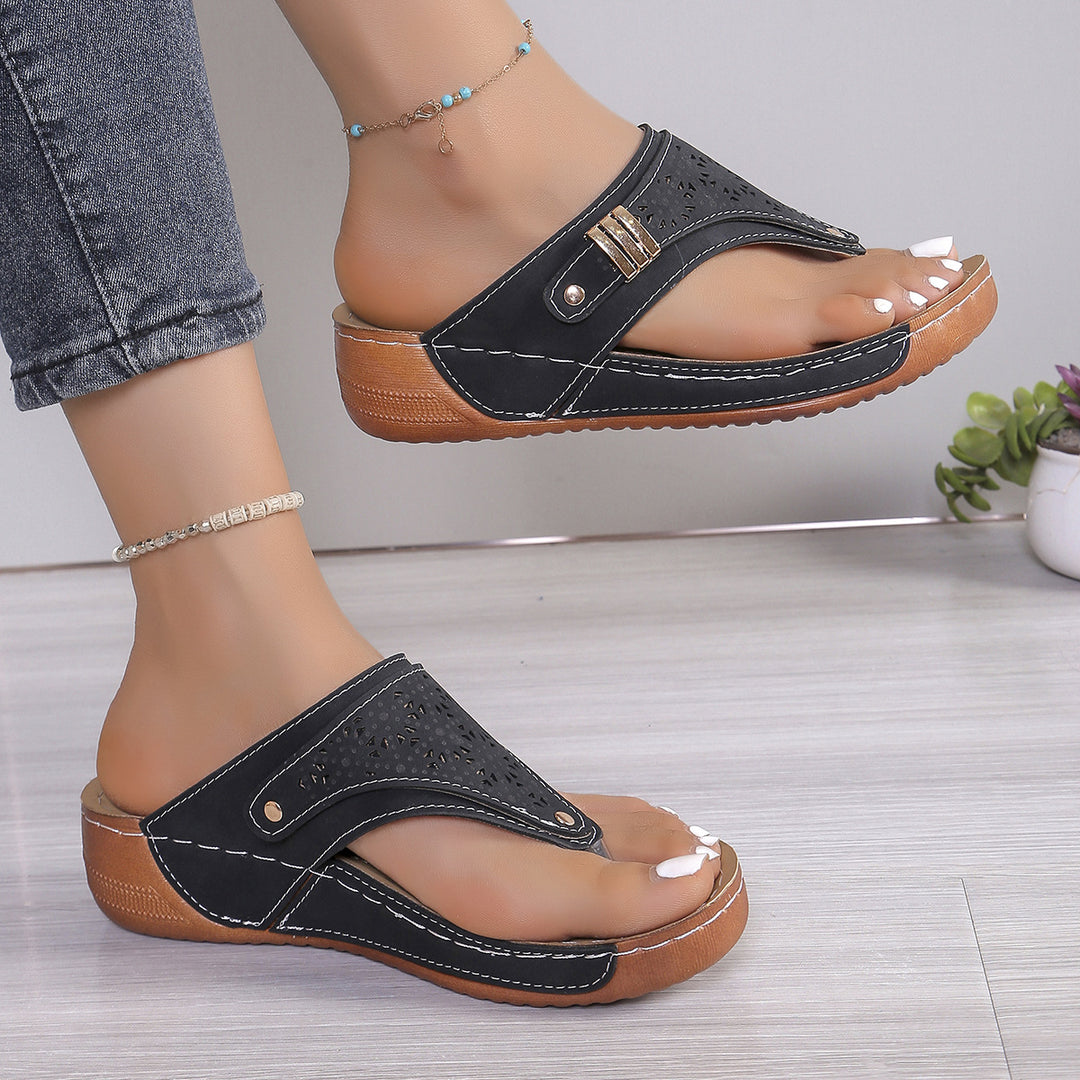 Damen Flip-Flops mit modisch perforiertem Obermaterial und bequemer Fußbettgestaltung EB