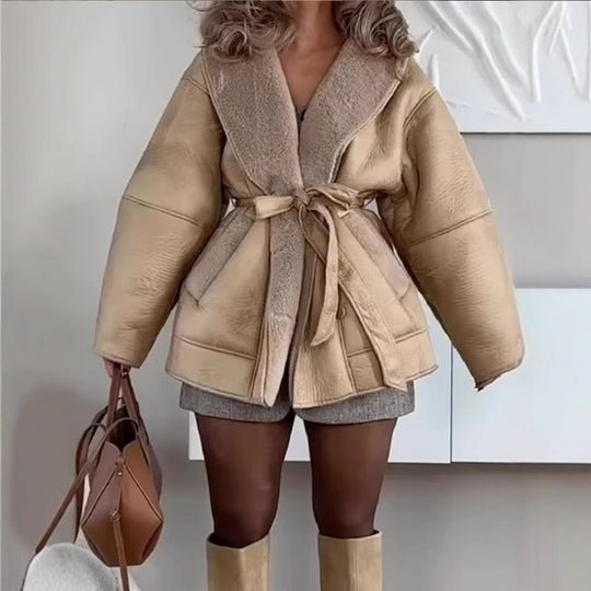Damen kuschelige Jacke mit breitem Kragen und Bindegürtel EB