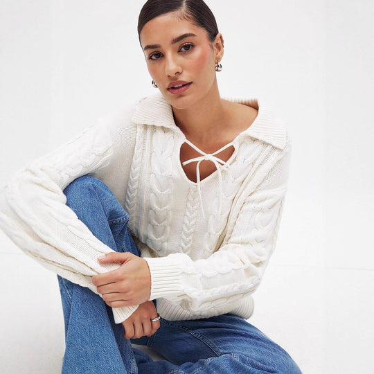 Damen Grobstrickpullover mit romantischem Kragen und praktischen Schnürdetails EB