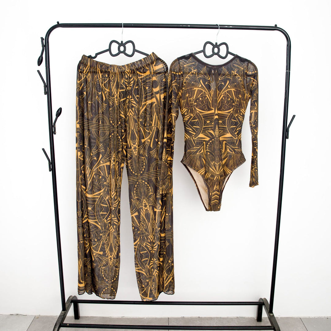Damen modisches Badeoutfit mit langärmeligen Oberteil und lässigen Pants EB