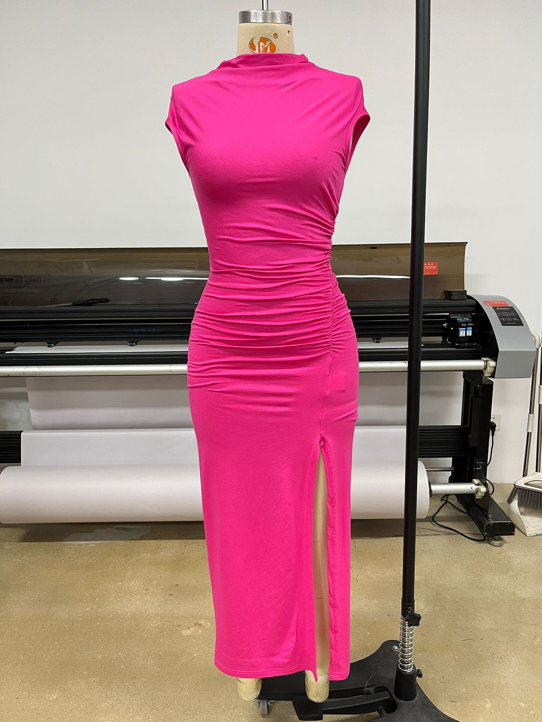 Damen Etuikleid mit asymmetrischen Raffungselementen und seitlichem Schlitz EB
