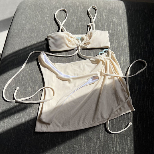Damen Sportlicher Bikini mit Bandeau-Oberteil und lässigem Rock EB