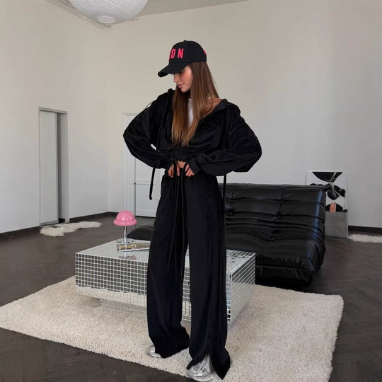 Damen Cropped Kapuzenjacke mit Kordelzug und weitem Split-Hose Lounge-Set Eichborn Berlin