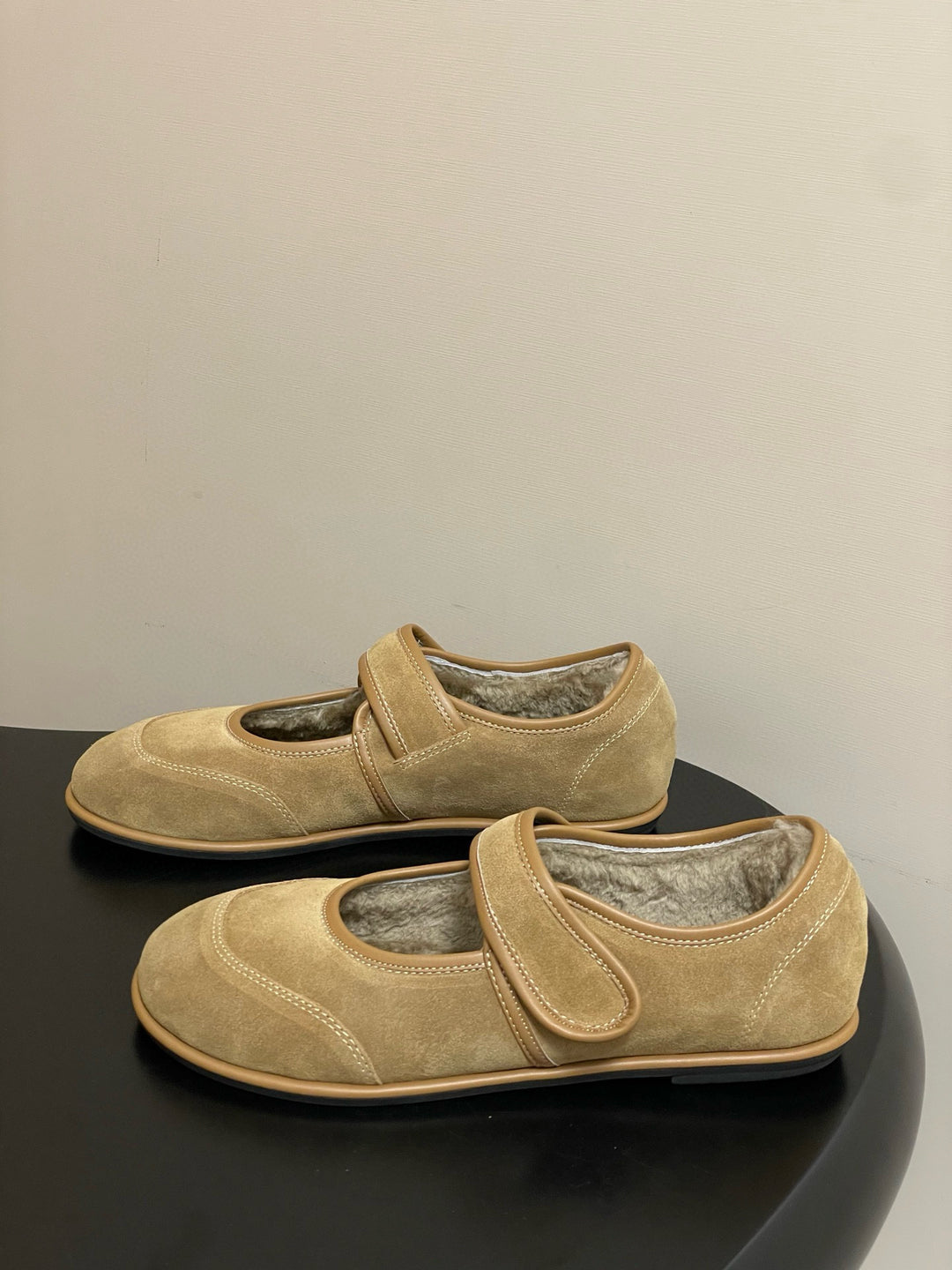 Damen Ballerinas mit verstellbarem Riemen und weichem Wildleder EB