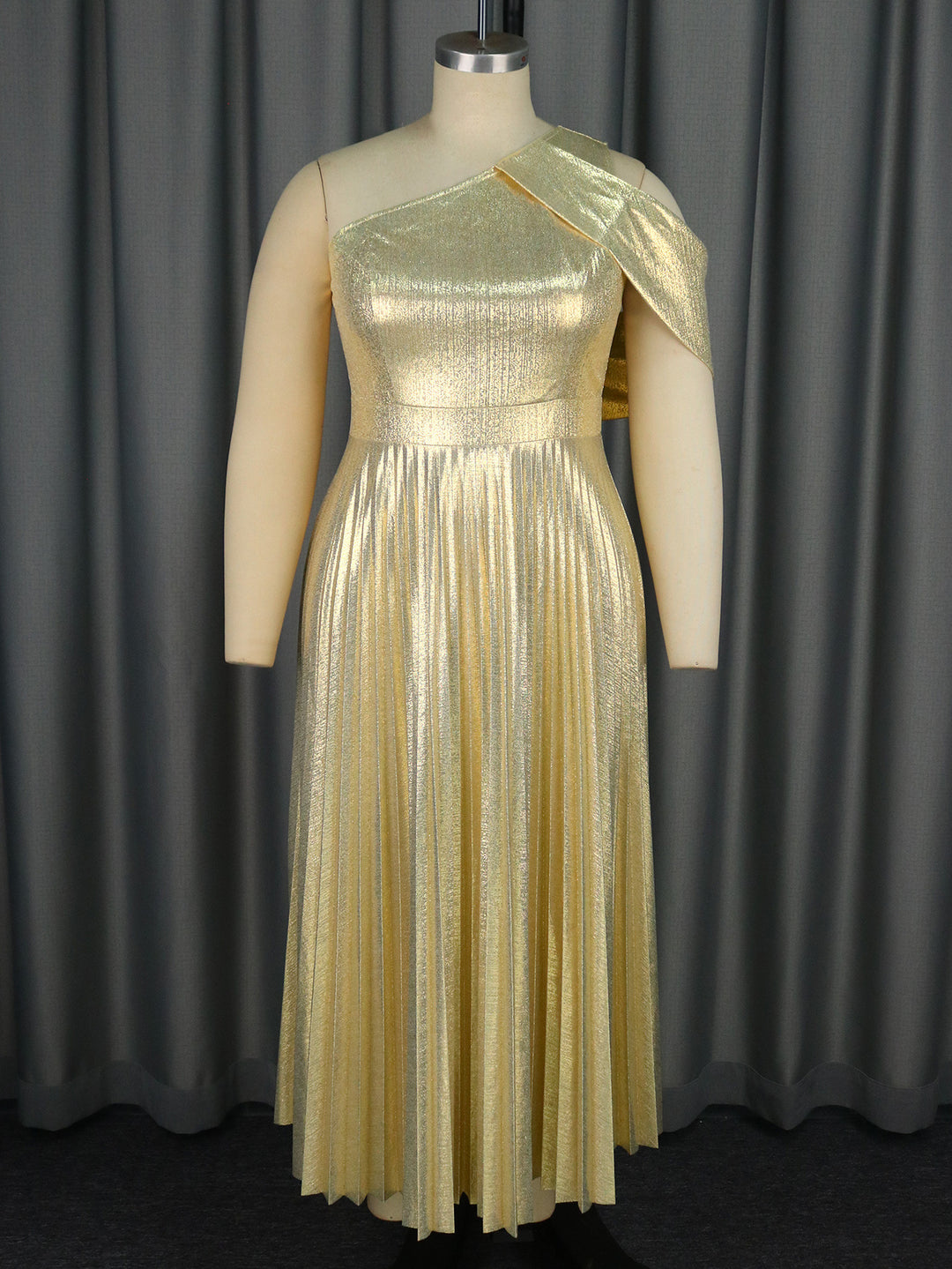 Damen Glamouröses Maxikleid mit hochmodernem asymmetrischem Schnitt und schimmerndem Material EB