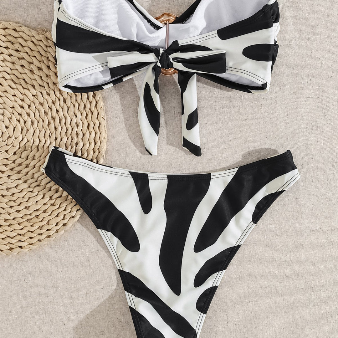 Damen Bandeau-Bikini mit modischem Schnallen-Detail und asymmetrischem Schnitt EB