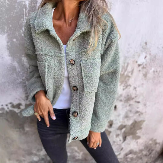 Damen nan Teddyjacke mit großem Reverskragen, durchgehender Knopfleiste und aufgesetzten Pattentaschen EB
