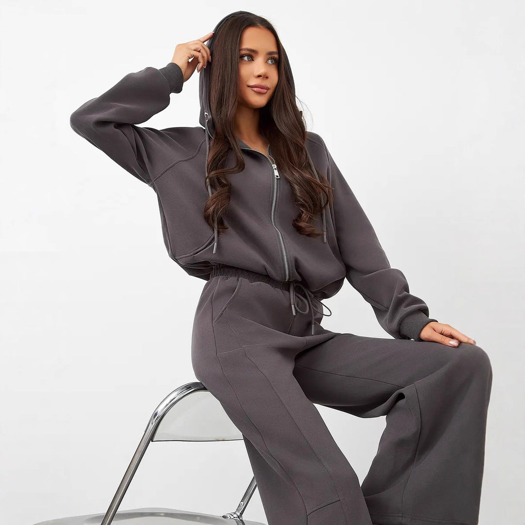 Damen Oversize-Zip-Hoodie mit Kängurutasche und hochgeschnittener Sweathose mit weiter Beinführung Set Eichborn Berlin