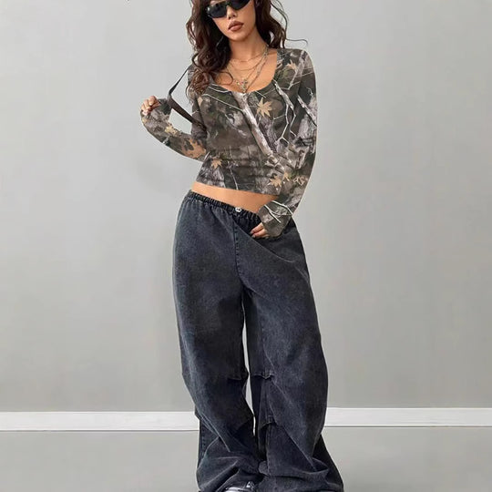 Damen Camouflage Langarmshirt mit V-Ausschnitt und modernen Details EB