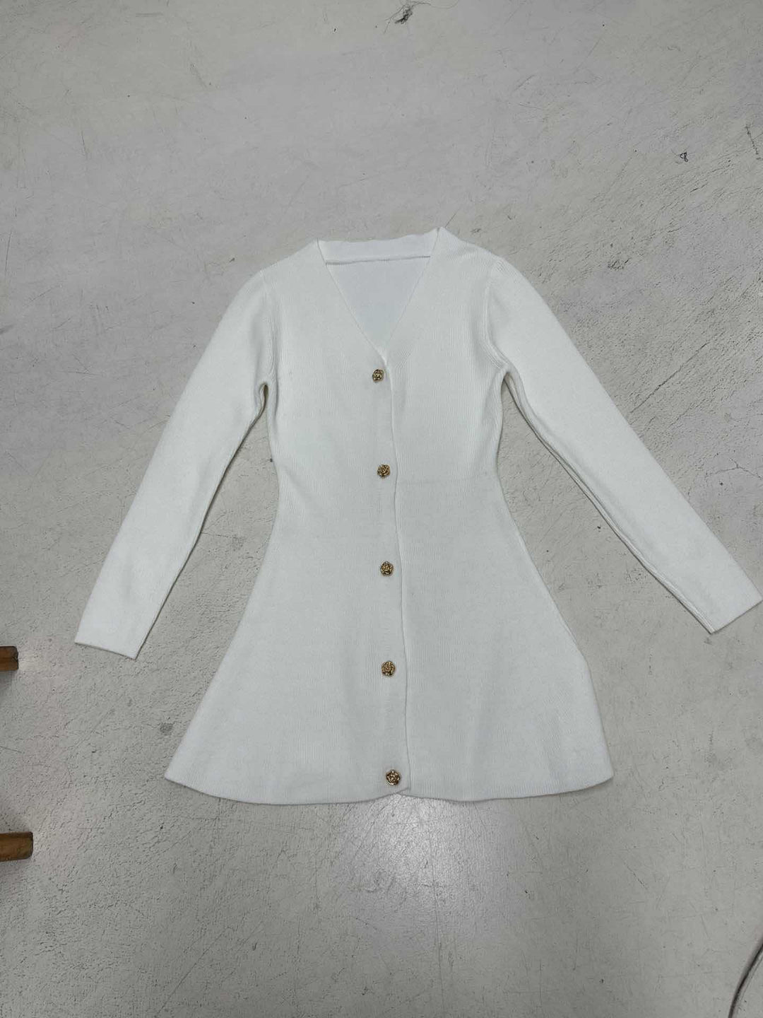 Damen nan tailliertes Strickkleid-Cardigan mit V-Ausschnitt und dekorativen Zierknöpfen EB