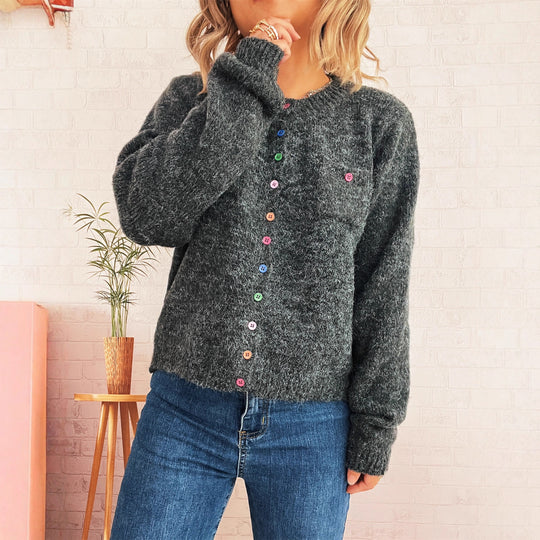 Damen Strickjacke mit bunten Knopfdetails und praktischen Taschen EB