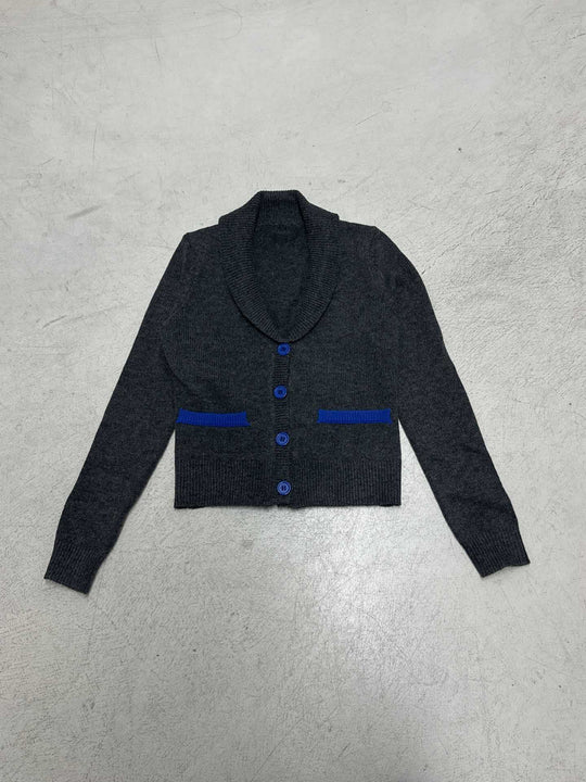 Damen nan kurze Strickjacke mit Schalkragen, Zierknopfleiste und kontrastierenden Taschenpaspeln EB