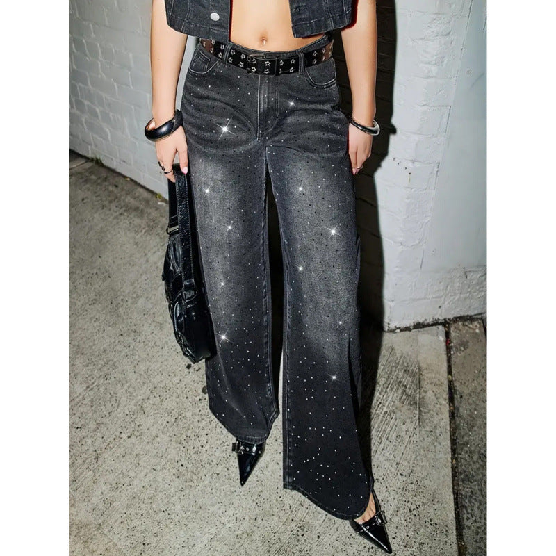 Damen Jeans-Outfit im modernen Streetstyle mit Glitzerdetails EB