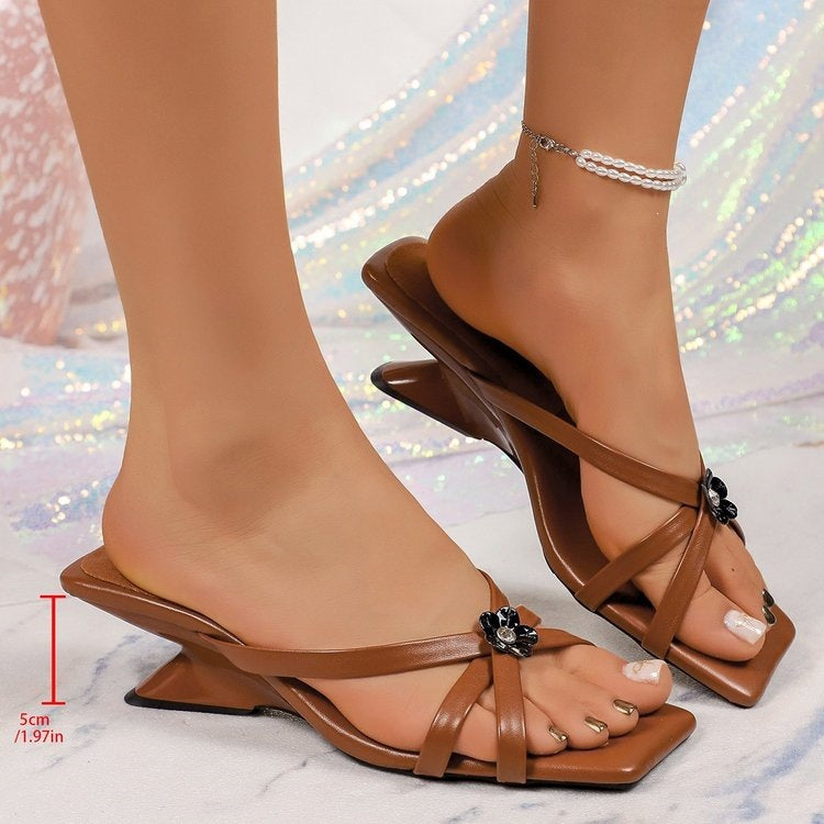 Damen Elegante Riemensandaletten mit floralem Details EB