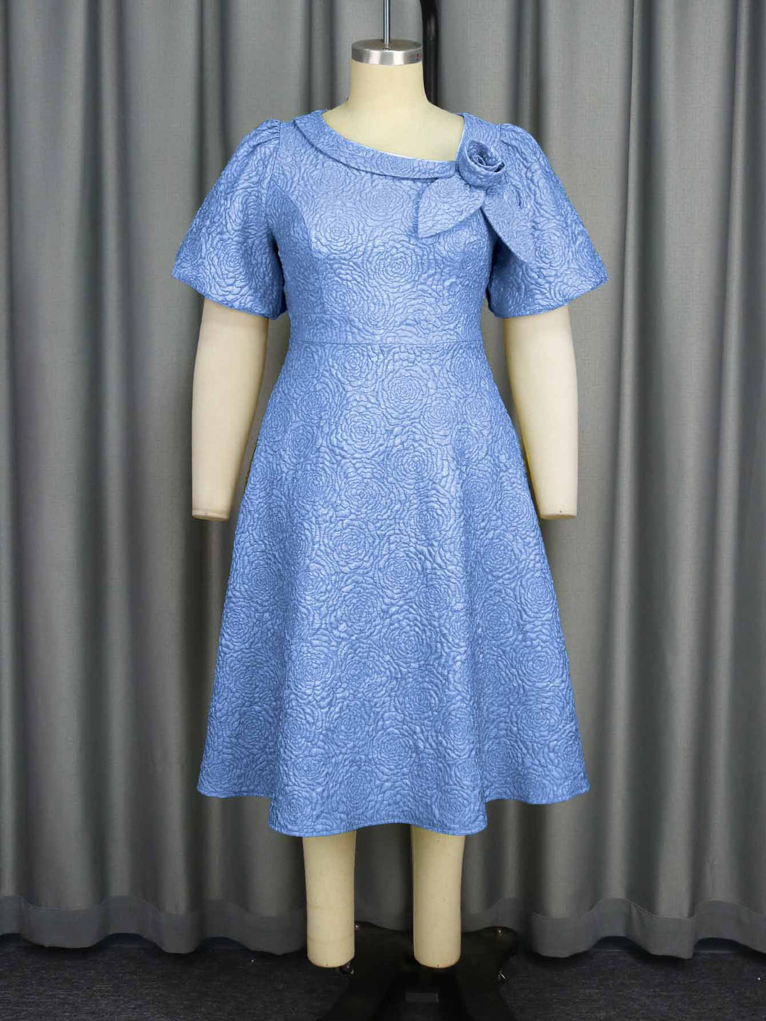 Damen Elegantes Kleid mit strukturierter Blumenapplikation EB