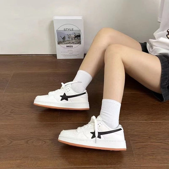 Damen Sportliche Sneaker mit modernem Design und atmungsaktiver Schwarz-Weiß-Kombination EB