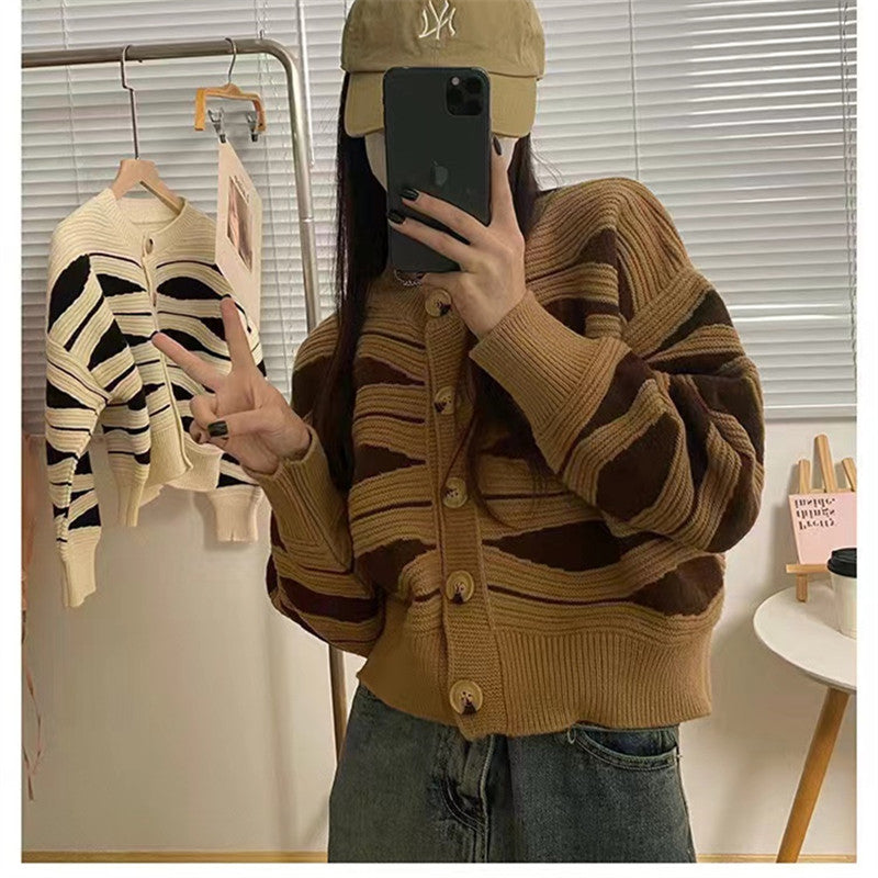 Damen Strickjacke mit einzigartigem Wellenmuster und goldenen Knöpfen EB