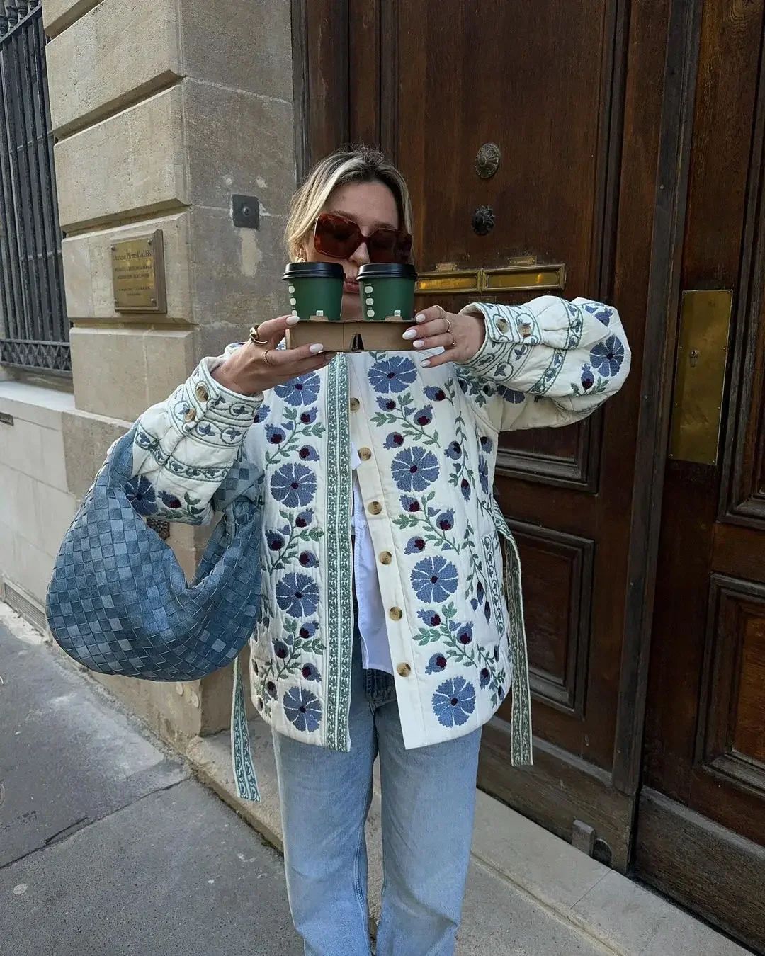 Damen gesteppte Jacke mit floralem Design und Knopfverschluss EB