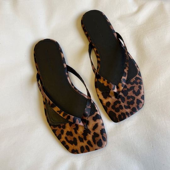 Damen Zehentrenner-Sandalen mit stilvollem Leopardenmuster und eleganten Riemen EB
