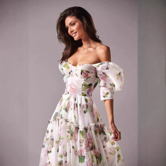 Damen Elegantes Maxikleid mit schulterfreien Rüschenärmeln und floralen Akzenten EB
