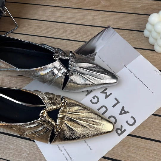 Damen elegante spitze Pumps mit glänzendem Obermaterial und dekorativem Detail EB