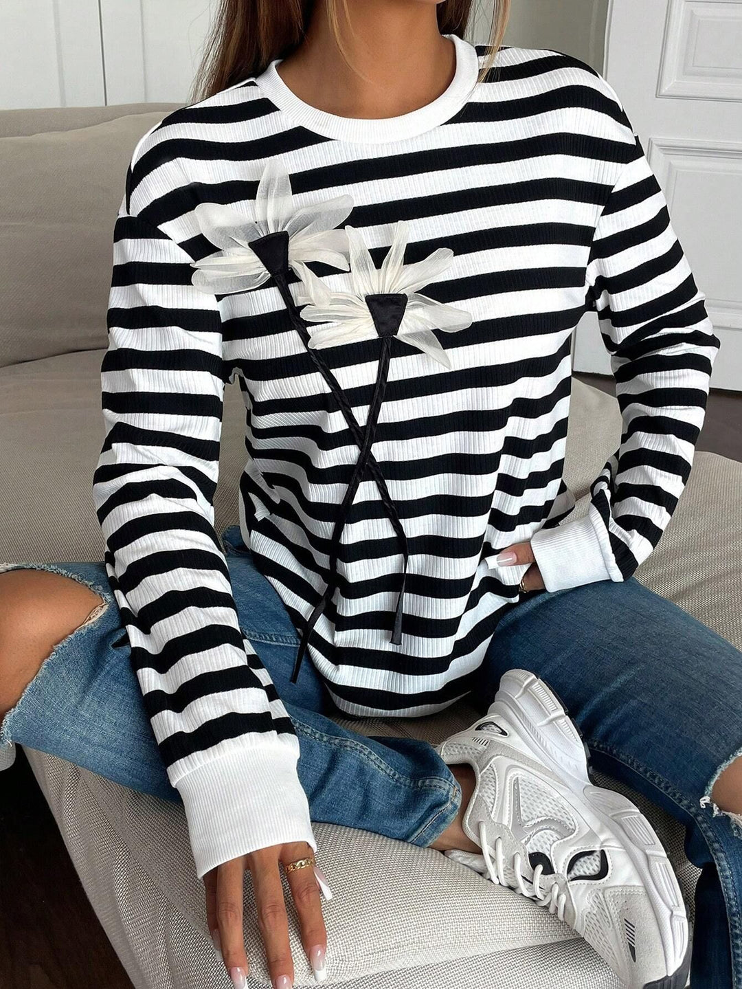 Damen nan gestreiftes Ripp-Langarmshirt mit dreidimensionaler Blumenapplikation und Rundhals EB