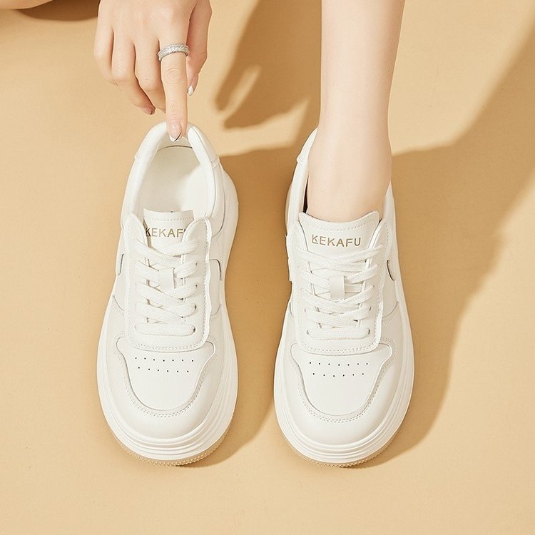 Damen Stylische Plateau-Sneaker mit gepolsterter Sohle und sportlichem Design EB