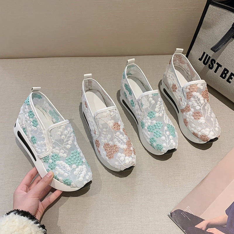 Damen Slip-On Sneaker mit modischem Blumenmusterdetail und bequemer Sohle EB
